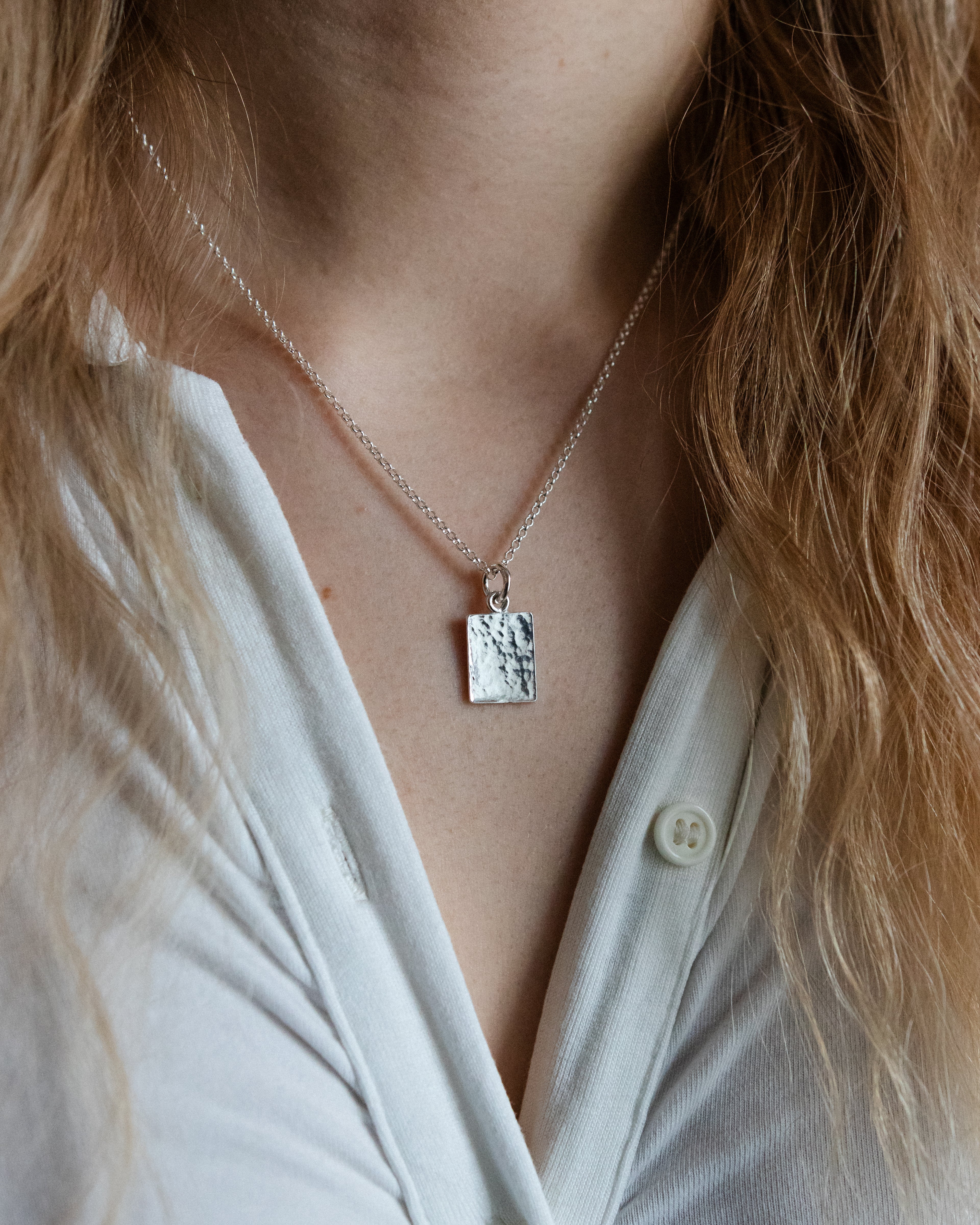 Taottu laatta - Kaulakoru omalla kaiverruksella