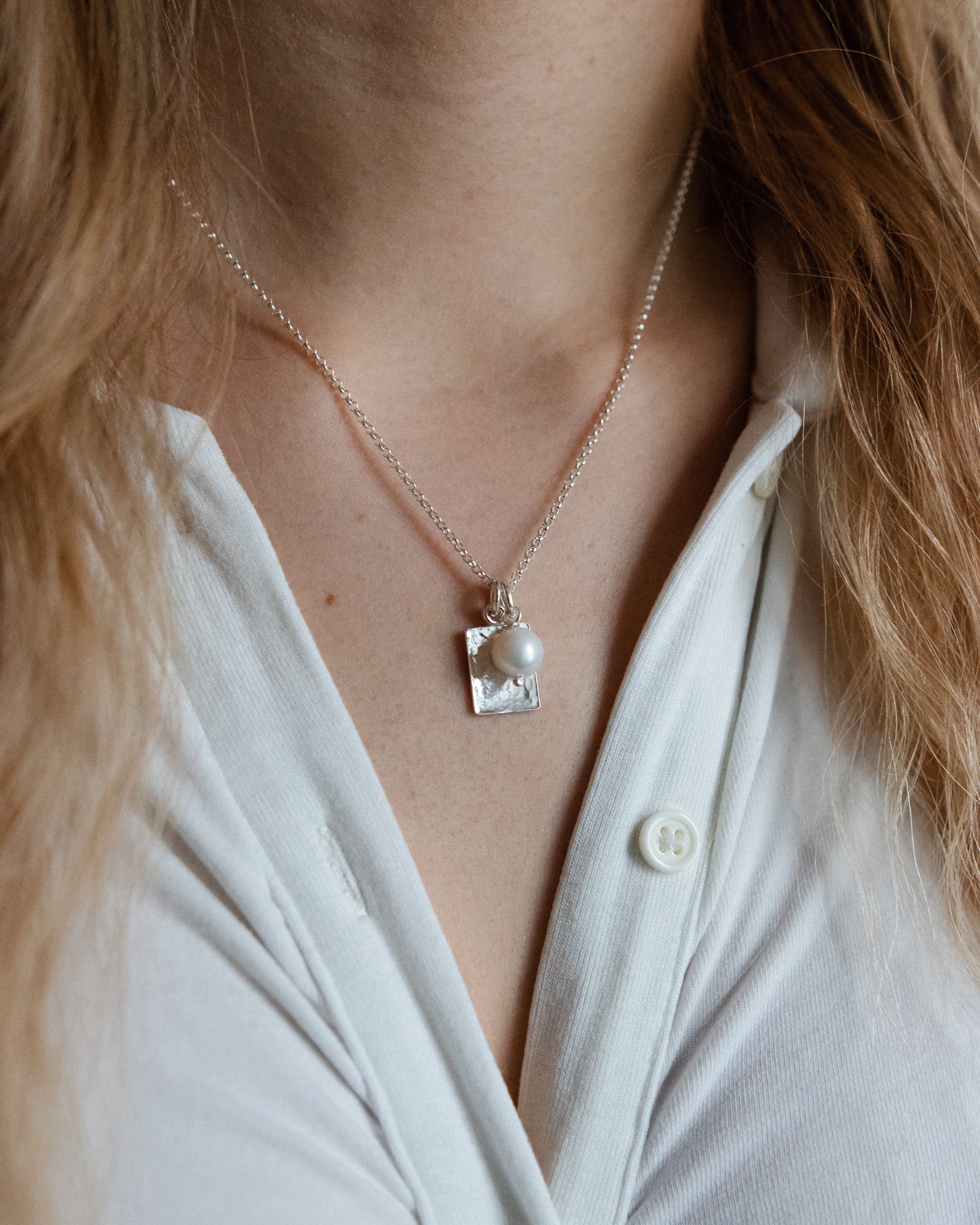 Taottu laatta - Kaulakoru omalla kaiverruksella