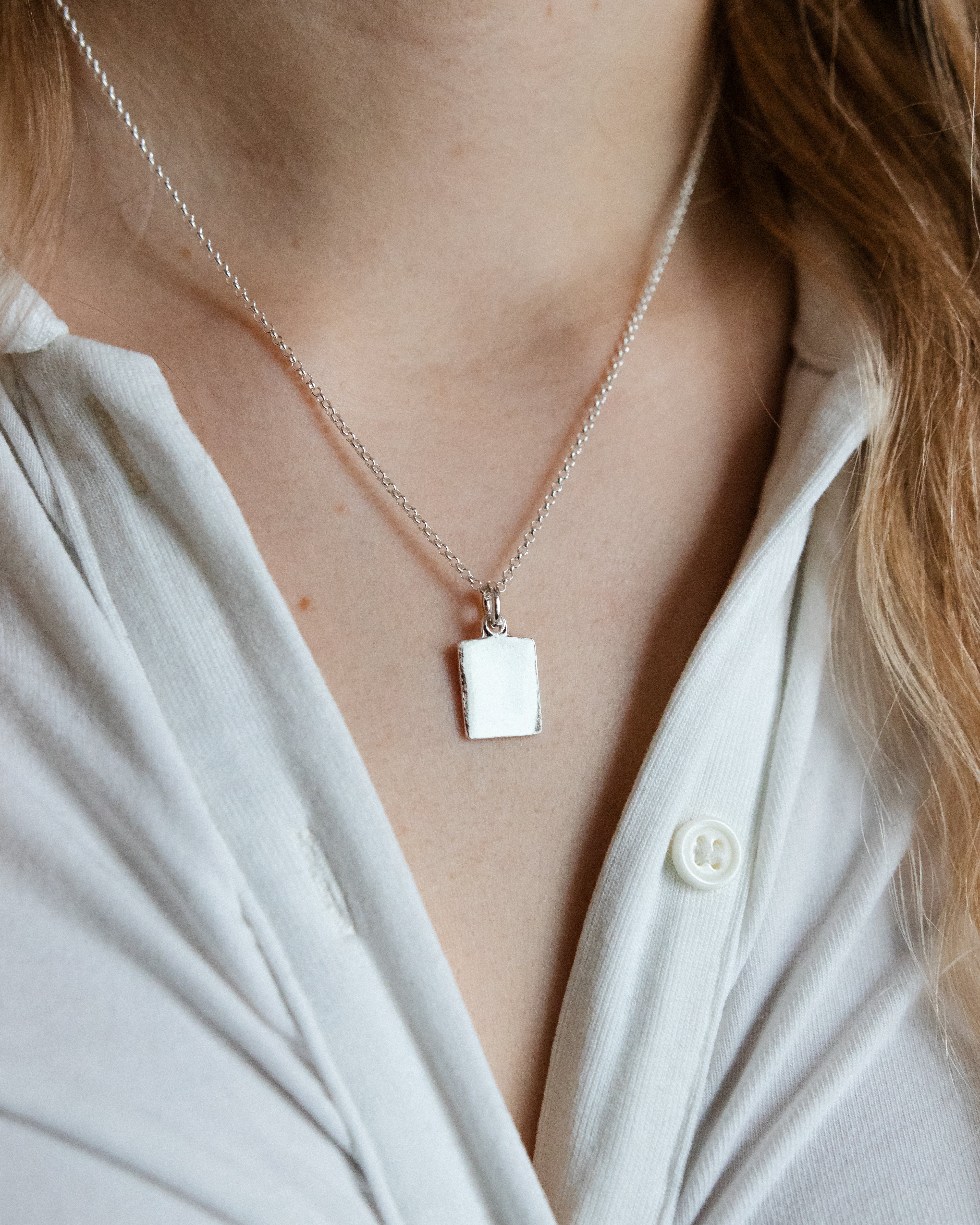 Kiiltävä laatta - Kaulakoru omalla kaiverruksella