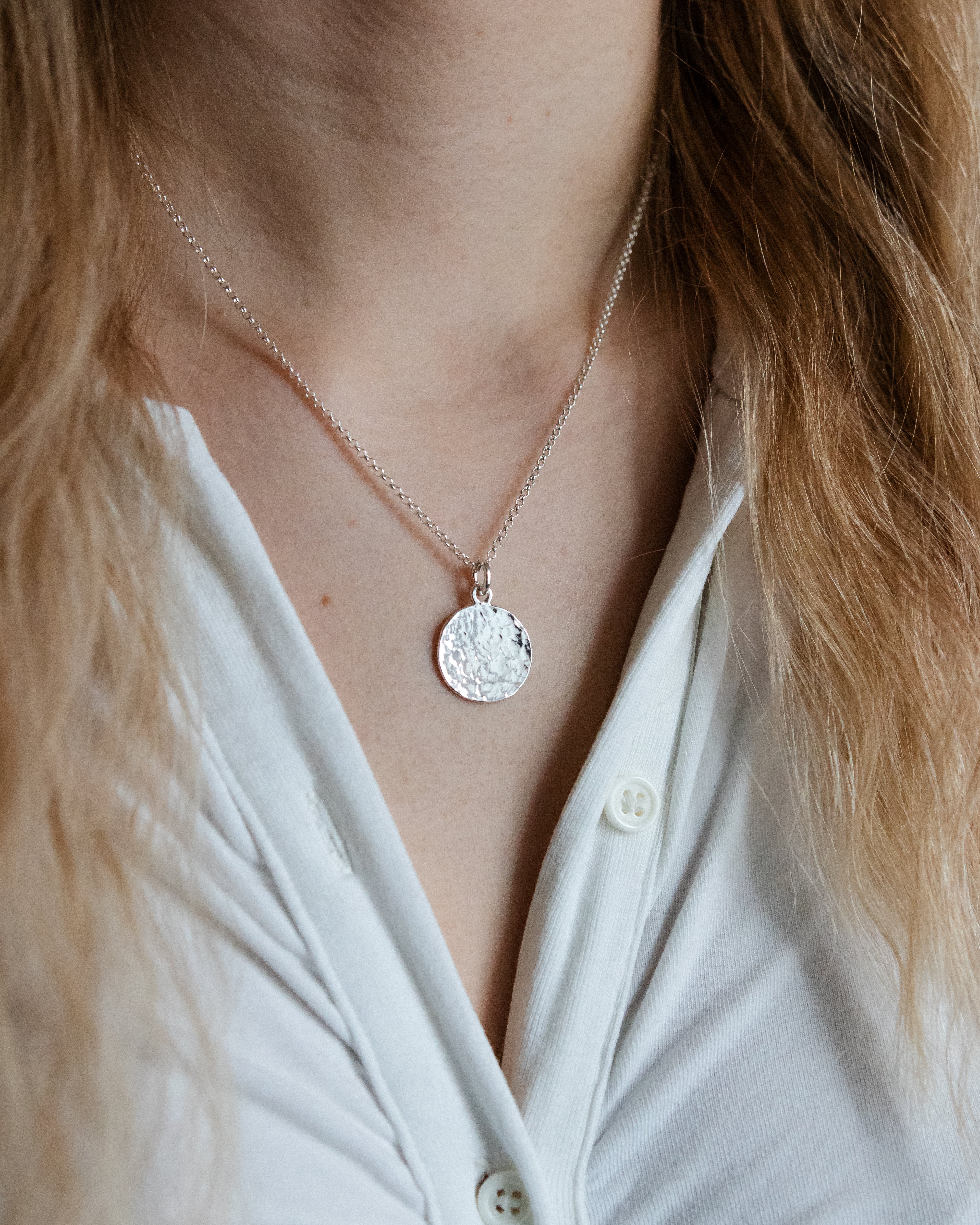 Taottu pyöreä laatta - Kaulakoru omalla kaiverruksella