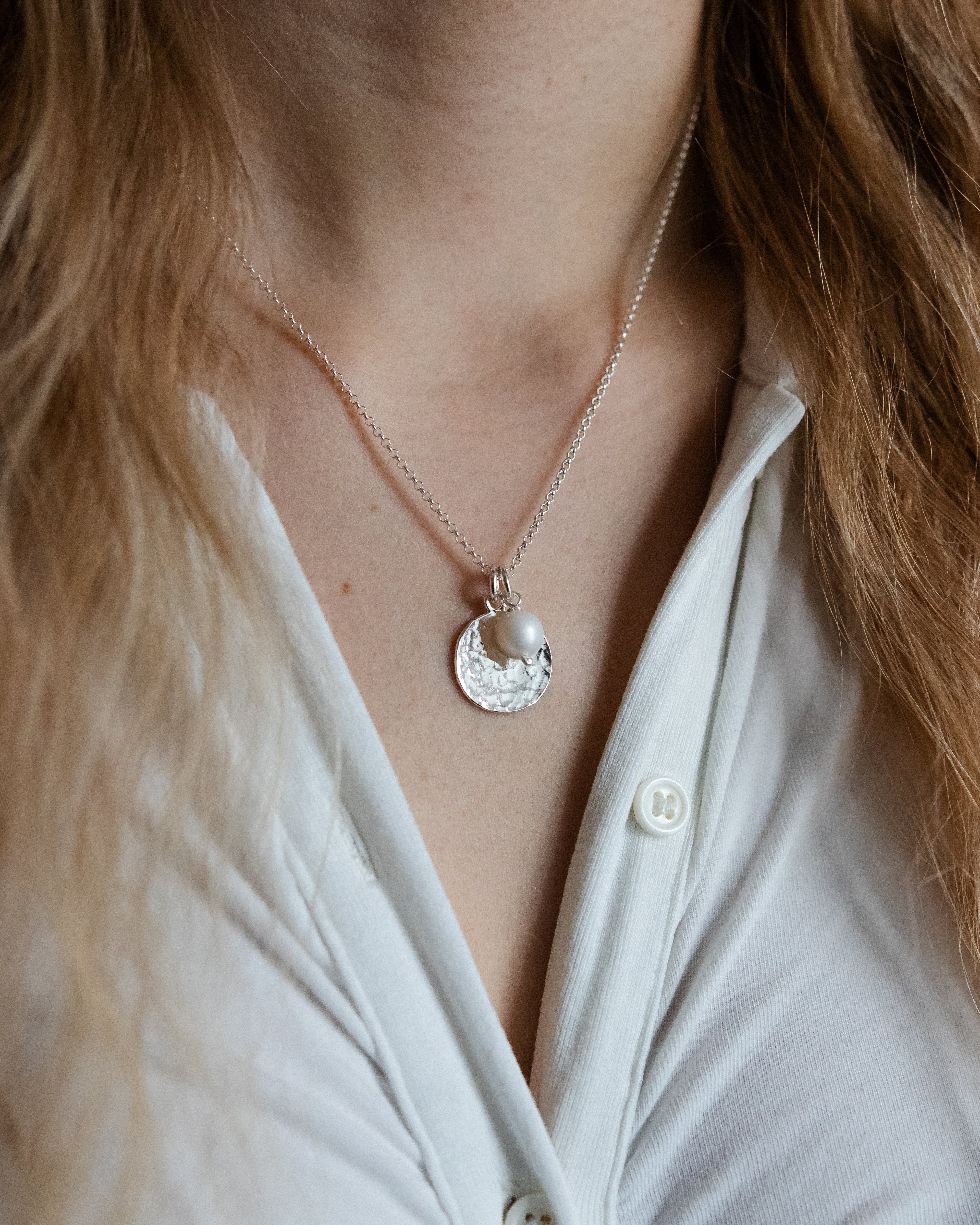 Taottu pyöreä laatta - Kaulakoru omalla kaiverruksella