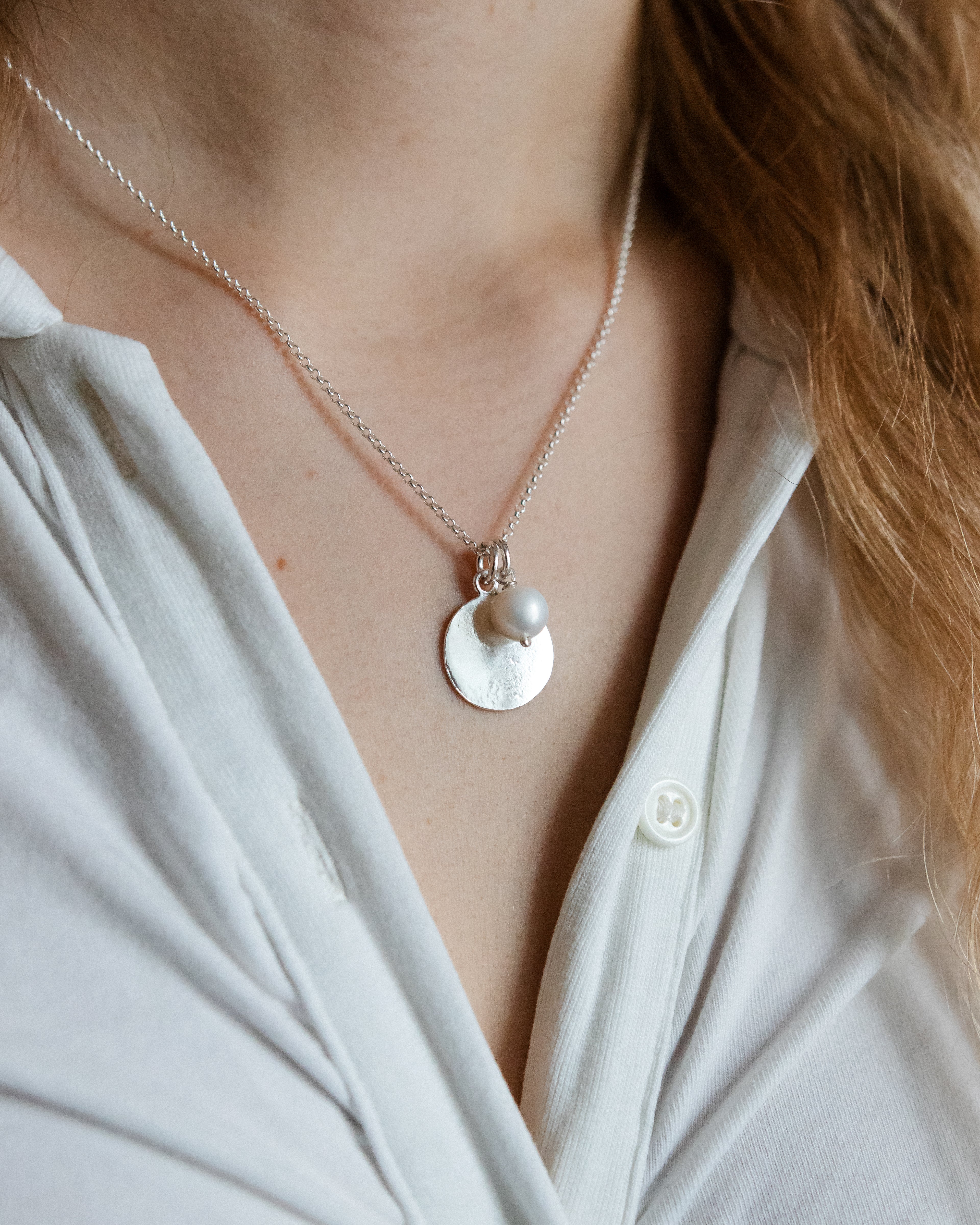 Kiiltävä pyöreä laatta - Kaulakoru omalla kaiverruksella