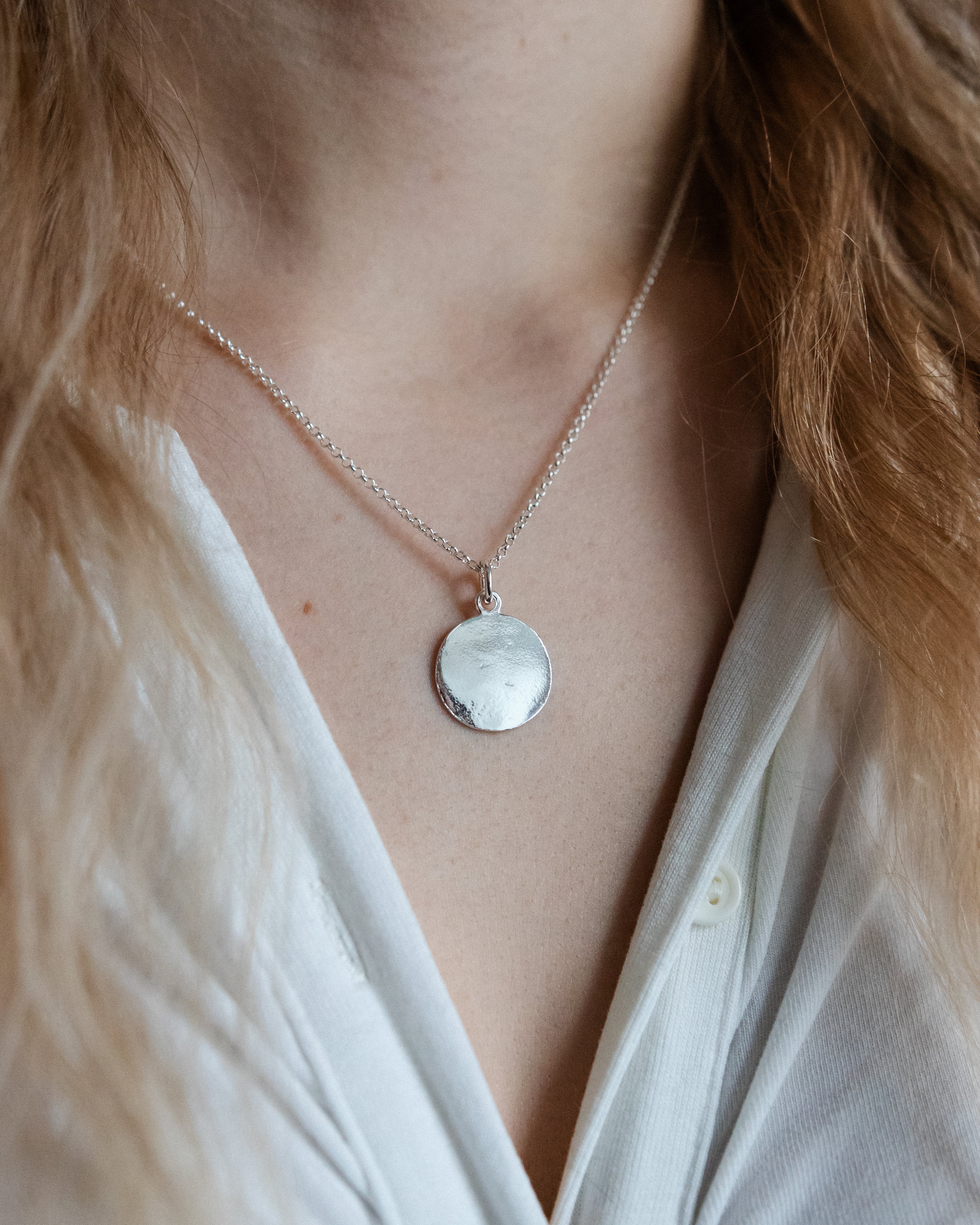 Kiiltävä pyöreä laatta - Kaulakoru omalla kaiverruksella