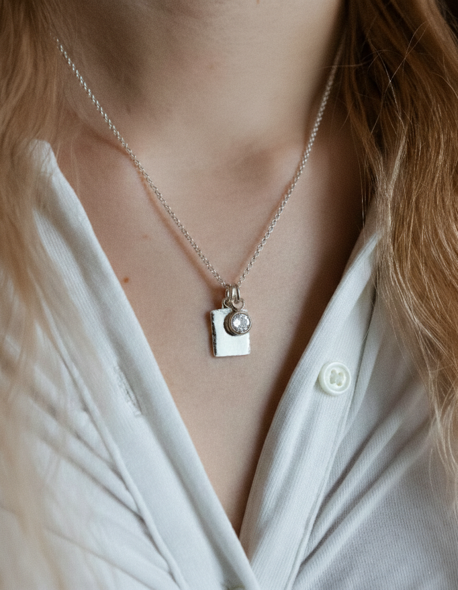 Kiiltävä laatta - Kaulakoru omalla kaiverruksella