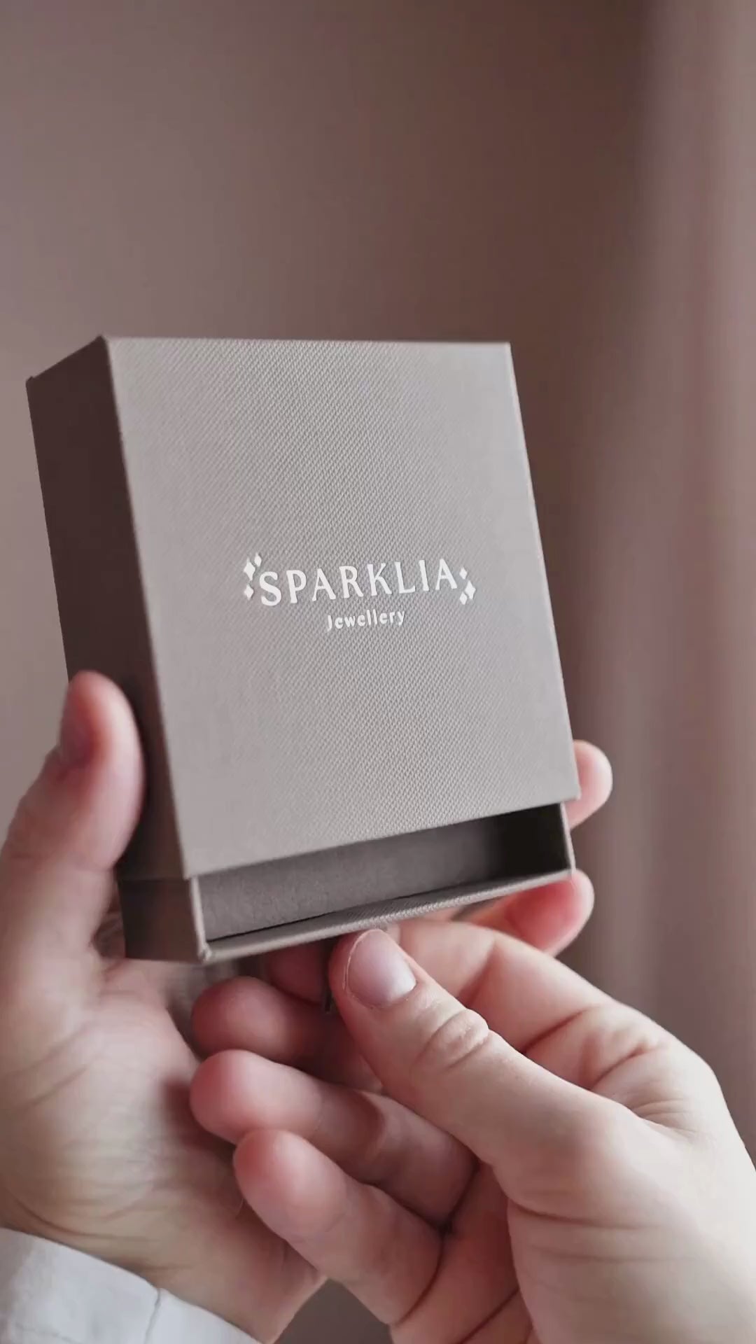 Taottu pyöreä laatta - Kaulakoru omalla kaiverruksella