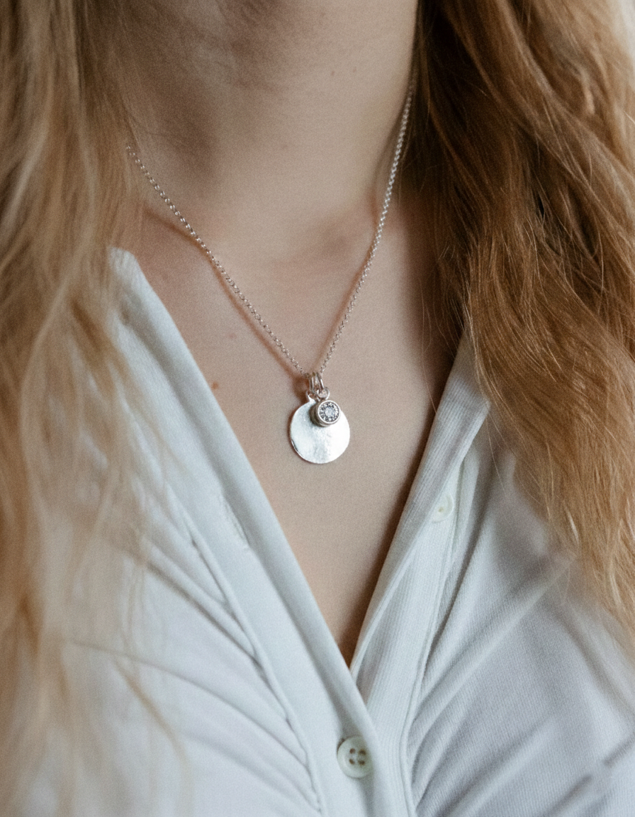 Kiiltävä pyöreä laatta - Kaulakoru omalla kaiverruksella