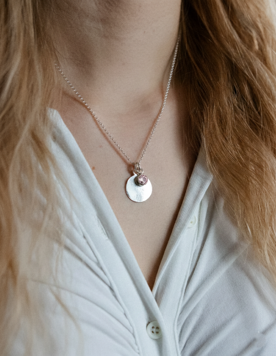 Kiiltävä pyöreä laatta - Kaulakoru omalla kaiverruksella