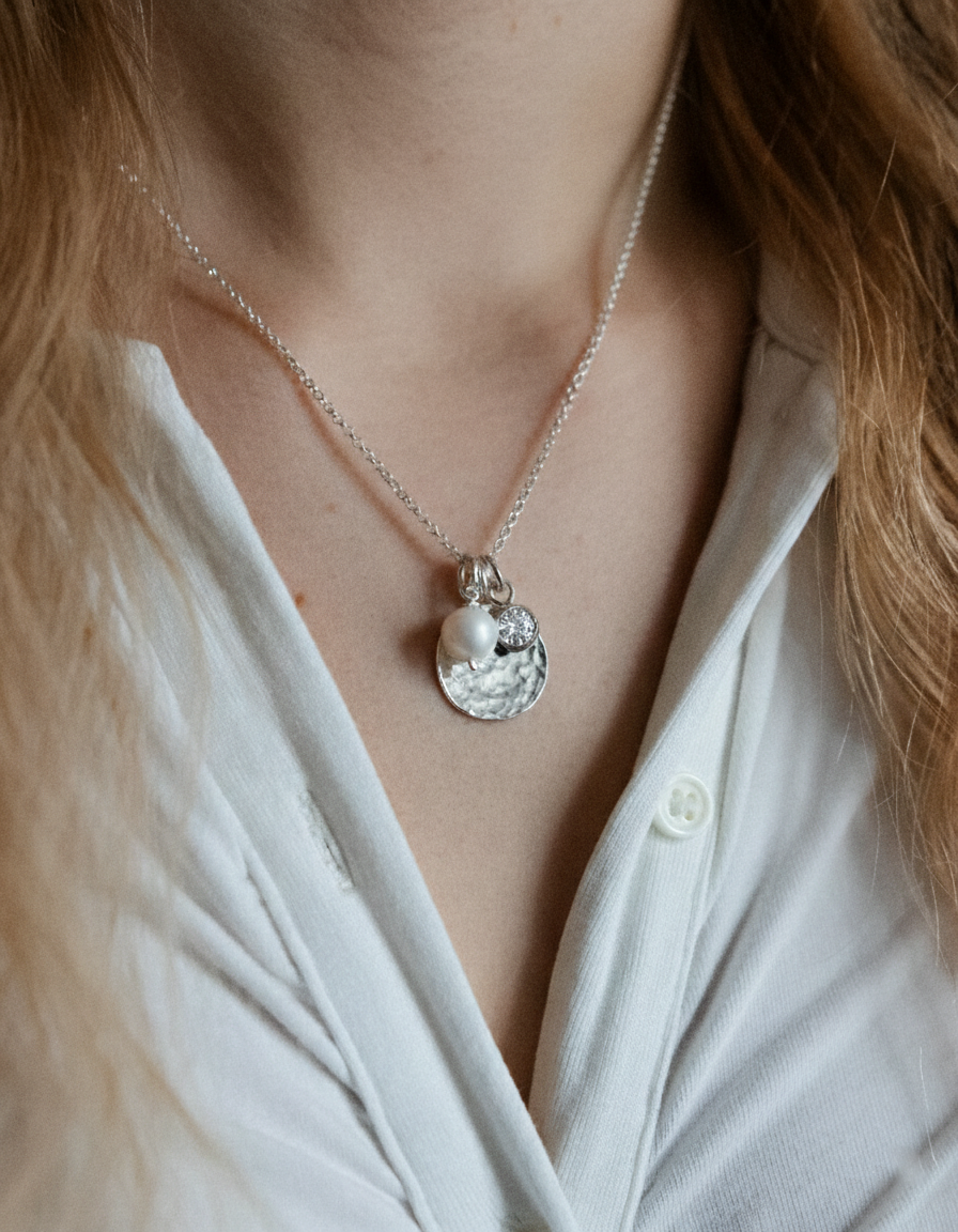 Taottu pyöreä laatta - Kaulakoru omalla kaiverruksella