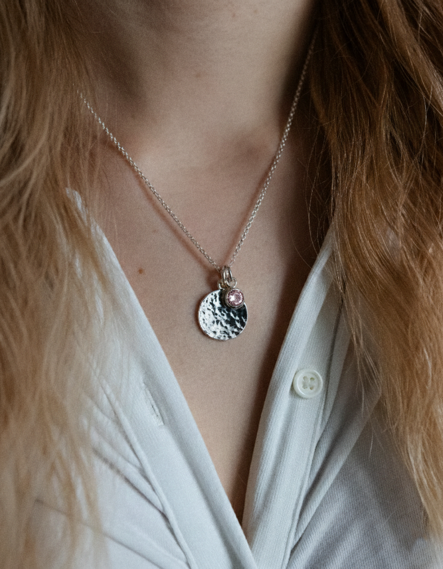 Taottu pyöreä laatta - Kaulakoru omalla kaiverruksella