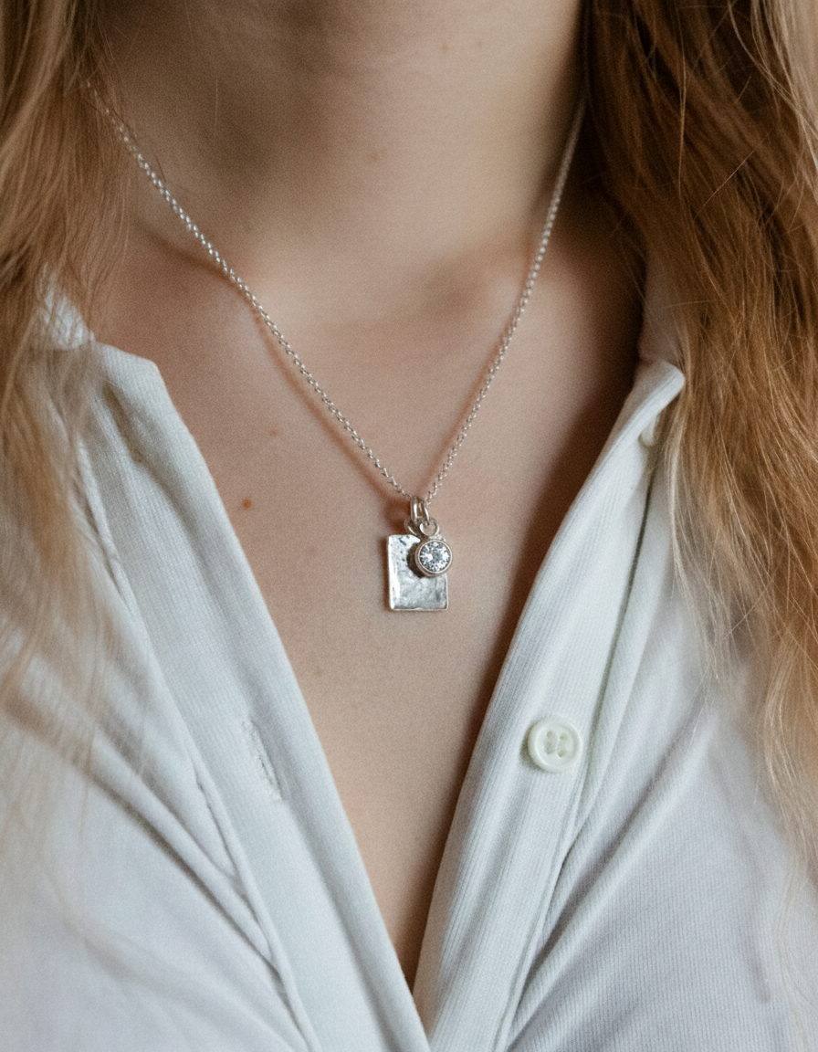 Taottu laatta - Kaulakoru omalla kaiverruksella