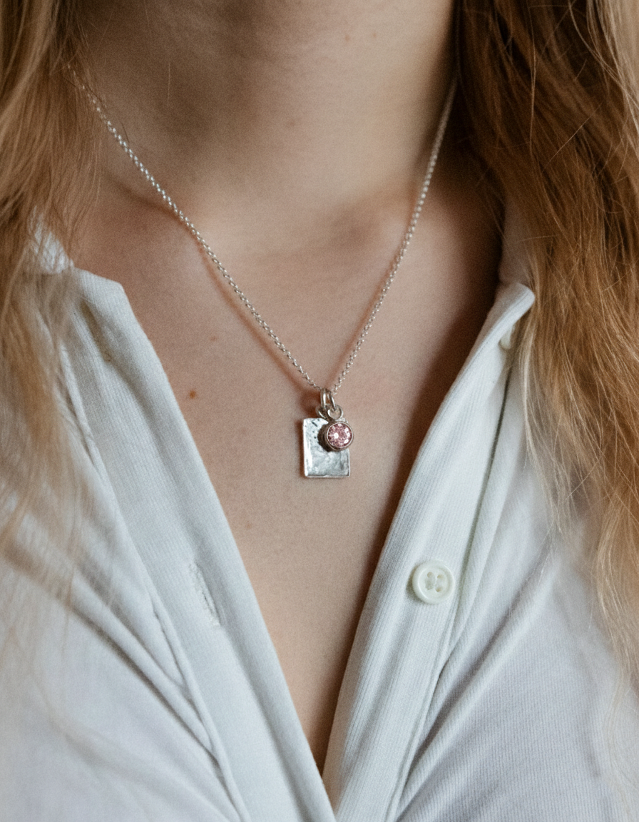 Taottu laatta - Kaulakoru omalla kaiverruksella